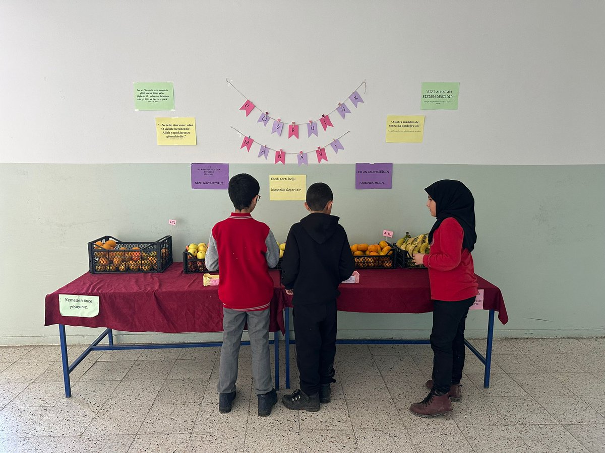 fatihilkorta's tweet photo. ÇEDES projesiyle farkındalık oluşturmak için Kudüs ile alakalı etkinlikler yapıldı, öğretmenlerimiz tarafından hazırlanan "Doğruluk Manavı" projesiyle öğrencilerimizin bilinç kazanmaları hedeflenmiştir. Elde edilen gelir Filistin'e gönderilecektir. @horasanmem25 @s__karakurt https://t.co/dZ4M1wov6t