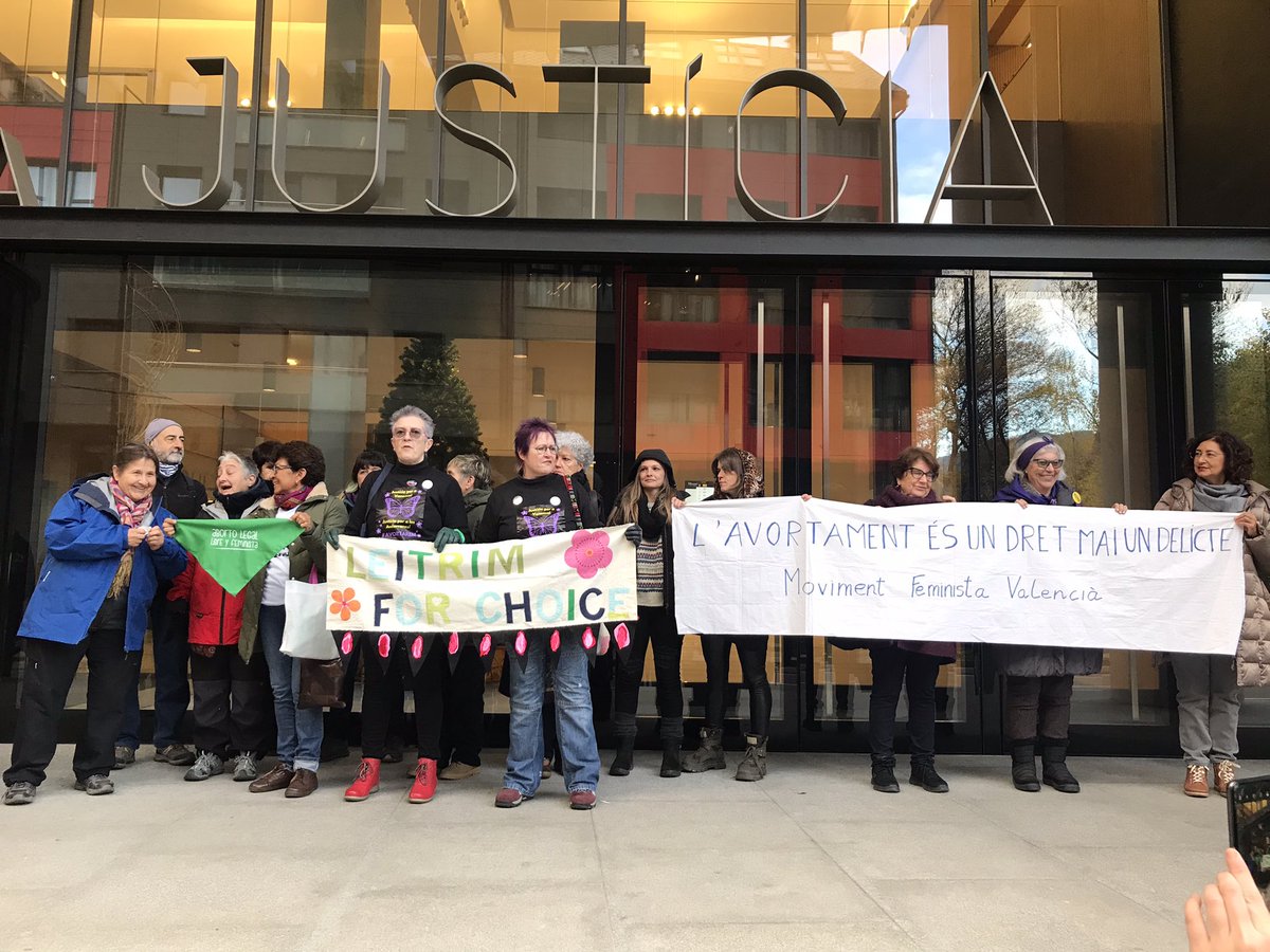 AmnistiaCAT's tweet photo. Vanessa Mendoza Cortés ya está en la Seu de la Justícia #Andorra. Hoy será juzgada por difamación tras denunciar en un foro de la ONU la prohibición total del aborto en su país. Aquí estamos para apoyarla
#Judicidelavergonya cc @stopviolencies_ https://t.co/YaozihaC47