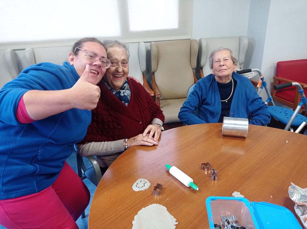 MiclaClaret's tweet photo. 🙌 En la #ResidenciaClaretGranada hemos estado muy ocupados con los preparativos de #Navidad junto con nuestros amigos de La Purísima, por lo que además, disfrutamos de su buena compañía.
🤗 ¡Nos va a quedar un árbol precioso!
👉 Galería de fotos y más: https://t.co/1xi6CycZFp https://t.co/JwMsh1P9xs