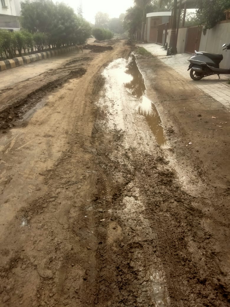 rahulshahji's tweet photo. Dear VMC commissioner, thank you for getting drainage work done but post work, road needs to be restored. It's in bad shape causing danger to residents. Kindly get it addressed on priority. Thannks : Location : 
https://t.co/GJMQa4KBAZ @VMCVadodara https://t.co/cUydSzPhVd