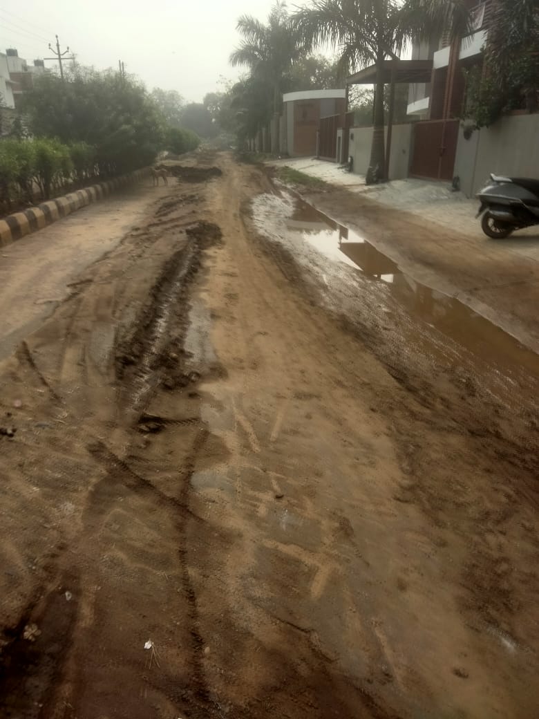 rahulshahji's tweet photo. Dear VMC commissioner, thank you for getting drainage work done but post work, road needs to be restored. It's in bad shape causing danger to residents. Kindly get it addressed on priority. Thannks : Location : 
https://t.co/GJMQa4KBAZ @VMCVadodara https://t.co/cUydSzPhVd