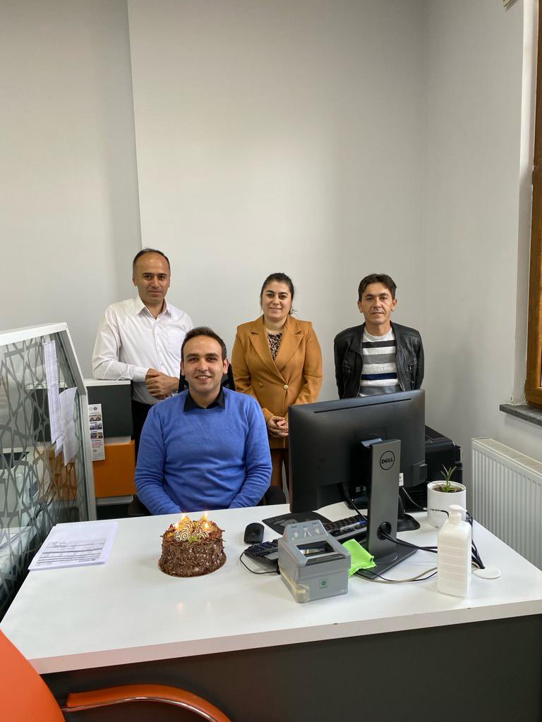 Asiye_Mudur's tweet photo. Mesai arkadaşımız Nurullah bey e yeni yaşında sağlık başarı mutluluklar diliyoruz. Nüfus bir ailedir. #HayatınızınHerAnında https://t.co/3zZRycT9jn