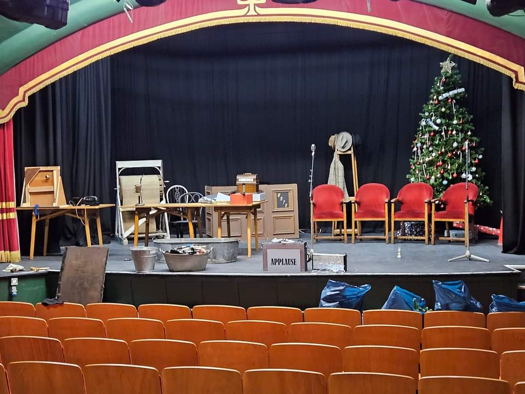 A very quick changeover has been happening on the stage by the Progressive Players. Director Robbie Carruthers shared this shot of the set for 'It's a Wonderful Life' that will be finished today ready for tomorrow's show - tickets still available at progressiveplayers.co.uk/performances/i…