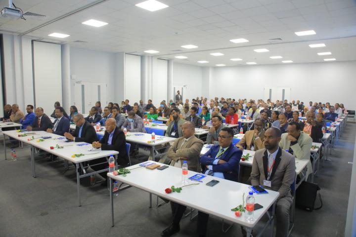 ethio_Industry's tweet photo. የአምራች ኢንዱስትሪዎችን የህግ ማዕቀፎች እና ስትራቴጂዎችን እስከታችኛው አደረጃጀት ለማውረድ የአሰልጣኞች ስልጠና እየተሰጠ ነውhttps://t.co/2ktMOFOH6s
#ኢትዮጵያ_ታምርት
#እኛም_እንሸምት
https://t.co/oxTcBN2LEo https://t.co/l89KINnKP6