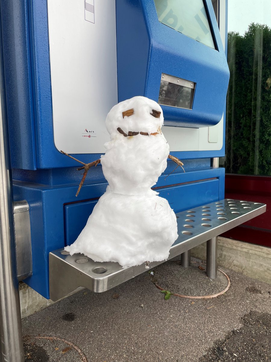 Wir haben es schon immer geahnt, dass es im ZVV-Gebiet die coolsten Fahrgäste gibt. Endlich haben wir den Fotobeweis. 
Ein riesiges Dankeschön an ZVV-Kundin Christina fürs Bild von diesem frostig-fröhlichen Fahrgast!
#zvvgemeinsamvorwärts #schnee #Zürich