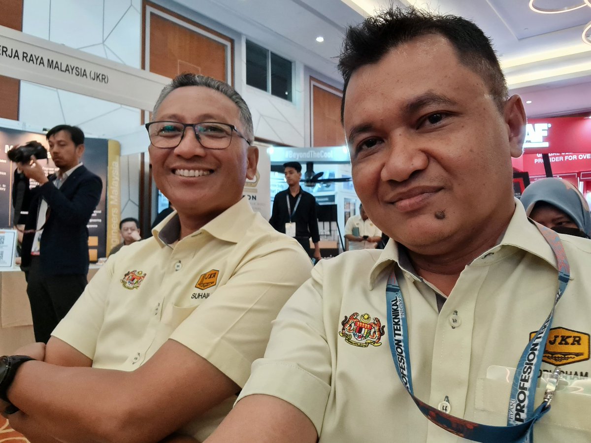 JKRWoksyop's tweet photo. 4/12/2023.

Tn KJM @norhishaml hadir Hari Profesion Teknikal Negara di Parcel F, Putrajaya.

1. Mendengar bicara teknikal.
2. Melawat booth pempamer.
3. Melawat petugas2 J/K Logistik. https://t.co/yDvnTCFDnZ