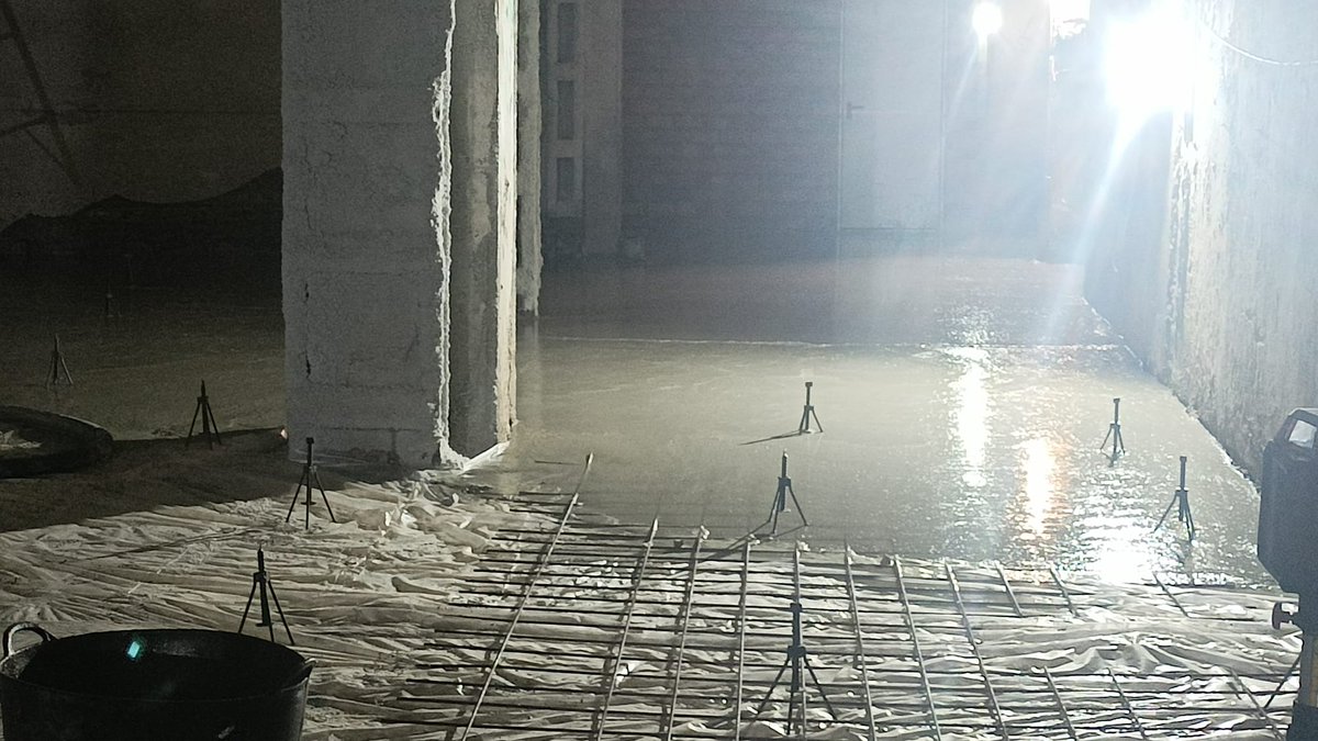 Hola Buenos Días!!
Hoy seguimos vertiendo mortero autonivelante en los locales, en un edificio en la calle Feria de Sevilla. Estamos construyendo Locales Comerciales en los bajos y hasta 19 Viviendas que remataremos con una planta cubierta con piscina común.
#construccion