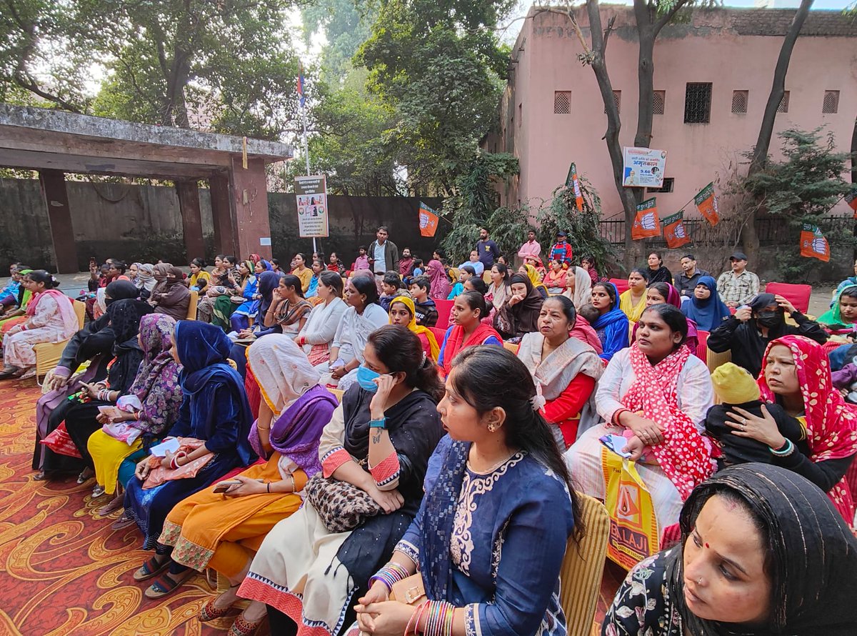 आज प्रधानमंत्री उज्ज्वला योजना के तहत लाभार्थी महिलाओं को गैस सिलेंडर व चूल्हे का वितरण किया। प्रधानमंत्री श्री नरेन्द्र मोदी ने देश में जितनी भी जनहित की योजनाएं शुरु की उसका सर्वाधिक लाभ महिलाओं को मिला है। मोदी सरकार सदैव जनता की सेवा में समर्पित है।

<a href="/blsanthosh/">B L Santhosh</a>