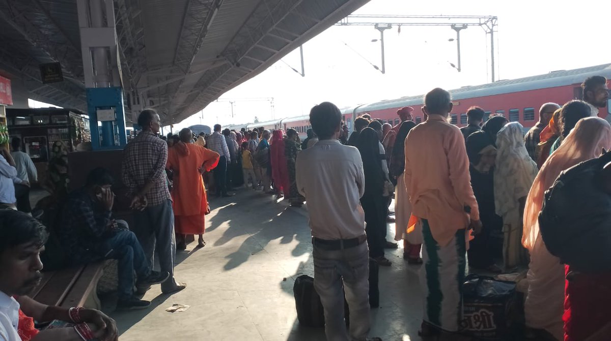 Raja_ispeak's tweet photo. किसी देश की स्थिति देखनी हो तो उसकी लोकल ट्रेन के जेनरल बोगी को देख लीजिए।कटिहार से जोगबनी जाने वाली ट्रेन में यात्रियों की रस्साकसी से सामान्य लोगों के दर्द को समझा जा सकता है।विराटनगर आई हॉस्पिटल से इलाज कराकर लौटने वाले रोगियों की क्या दशा होती होगी? https://t.co/4zHP6NZ1HW