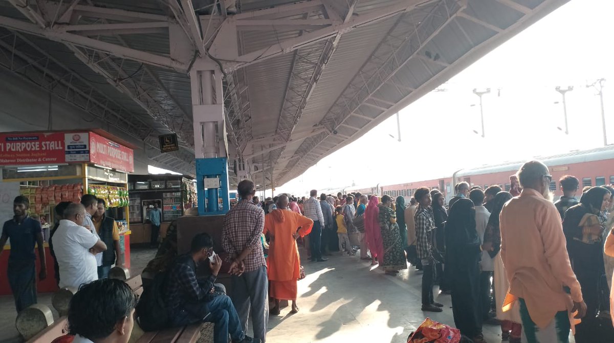 Raja_ispeak's tweet photo. किसी देश की स्थिति देखनी हो तो उसकी लोकल ट्रेन के जेनरल बोगी को देख लीजिए।कटिहार से जोगबनी जाने वाली ट्रेन में यात्रियों की रस्साकसी से सामान्य लोगों के दर्द को समझा जा सकता है।विराटनगर आई हॉस्पिटल से इलाज कराकर लौटने वाले रोगियों की क्या दशा होती होगी? https://t.co/4zHP6NZ1HW