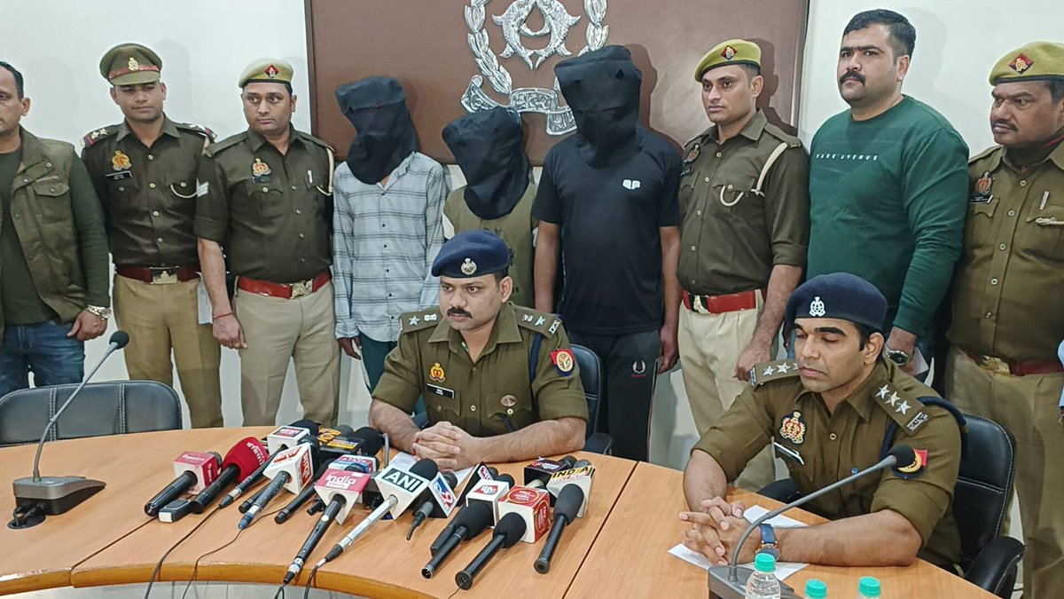 Sachin Gupta (@sachinguptaup) on Twitter photo गाजियाबाद में 23 वर्षीय लड़की से गैंगरेप में 5 आरोपी गिरफ्तार हैं। जुनैद, इमरान, चांद ने रेप किया। सुल्तान व हर्ष बंसल सहयोगी रहे।
आरोपियों ने युवती से धर्म पूछा, फिर इस वारदात को अंजाम दिया।
#Ghaziabad #Up गाजियाबाद में 23 वर्षीय लड़की से गैंगरेप में 5 आरोपी गिरफ्तार हैं। जुनैद, इमरान, चांद ने रेप किया। सुल्तान व हर्ष बंसल सहयोगी रहे।
आरोपियों ने युवती से धर्म पूछा, फिर इस वारदात को अंजाम दिया।
#Ghaziabad #Up