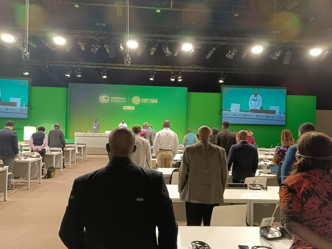 zarafilou's tweet photo. 𝗖𝗢𝗣𝟮𝟴 𝗗𝗨𝗕𝗔𝗜̈ 𝗘𝗠𝗜𝗥𝗔𝗧𝗦 𝗔𝗥𝗔𝗕𝗘𝗦 𝗨𝗡𝗜𝗦
Les Négociateurs ont observés 𝒖𝒏𝒆 𝒎𝒊𝒏𝒖𝒕𝒆 𝒅𝒆 𝒔𝒊𝒍𝒆𝒏𝒄𝒆 à la mémoire de notre regretté 𝒀𝒂𝒄𝒐𝒖𝒃𝒂 𝑺𝑨𝑾𝑨𝑫𝑶𝑮𝑶 , Prix Nobel alternatif.
Paix à son âme !
#COP28
#COP28UAE
#conajec
#Dubai https://t.co/0HEMd499jZ