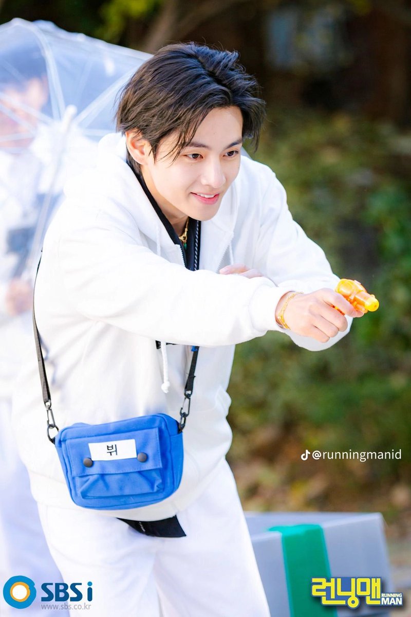 mybwits's tweet photo. V on Running Man photos (thread) https://t.co/fbBItXkr5Y