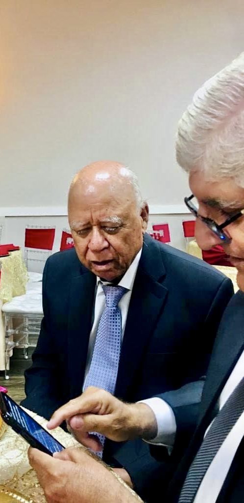 Rajammuzaffar's tweet photo. چیف جسٹس سپریم کورٹ آف انڈیا سے یاسین ملک کی فوری رہائی کے لئے  امریکی لا فرم کے چیف ایگزیکٹیو کی اپیل 

ڈیلاس میں قائم انسانی حقوق کی تنظیم نے سپریم کورٹ آف انڈیا کے چیف جسٹس سے ملک یاسین کے کیس کا جائزہ لینے کی اپیل کی ہے۔

ڈیلاس، امریکہ - 4 دسمبر 2023- 
ڈلاس میں قائم جنوبی ایشیا میں جمہوریت کے فروغ  اور انسانی حقوق کی تنظیم ساؤتھ ایشیا ڈیموکریسی واچ نے   ہندوستان کی سپریم کورٹ کے چیف جسٹس سے ممتاز کشمیری رہنما ملک یاسین کے کیس کا جائزہ لینے کی اپیل کی ہے۔ انسانی حقوق کے ماہر   تنظیم کے  بورڈ ڈائریکٹر بیرسٹر توصیف کمال اور شریک ممبر راجہ مظفر نے مشترکہ اپیل میں کشمیری رہنما یاسین ملک  کے مقدمے کی سماعت کے دوران مناسب عمل کی کمی اور تعصب پر گہری تشویش کا اظہار کیا ہے۔

چیف جسٹس انڈیا کے نام لکھی اپیل میں کہا گیا ہے کہ  ملک یاسین کو ناحق  عمر قید کی سزا سنائی گئی ہے۔ نچلی عدالت کی طرف سے سنایا گیا فیصلہ عدالتی عمل کی منصفانہ اور غیر جانبداری پر سنگین سوالات اٹھاتا ہے۔ ایسا لگتا ہے کہ سیاسی تحفظات نے انصاف کے اصولوں اور قانون کی حکمرانی کے بجائے مقدمے کے نتائج کو متاثر کیا ہے۔

ڈاکٹر کے. توصیف کمال، جو کہ ریاستہائے متحدہ امریکہ میں ایک اٹارنی آف لاء ہیں اور انصاف اور قانون کی حکمرانی  کے سخت حامی ہیں، چیف جسٹس پر زور دیا ہے  کہ وہ مسٹر ملک کے کیس کے ارد گرد کے حالات کا بخوبی جائزہ لیں۔ 
مسٹر ملک کی نظر بندی ان کے بنیادی حقوق کی خلاف ورزی ہے جس میں آزادی اظہار اور جماعت سازی اجتماع  شامل ہیں۔ انسانی حقوق کے کارکن اور ایک قابل احترام رہنما کے طور پر، مسٹر ملک نے کشمیر کے لوگوں کے حقوق اور امنگوں کی انتھک وکالت کی ہے۔ سزا دینے  کے بجائے ان  کی پرامن جدوجہد  کو تحفظ دیا جائے۔

مسٹر ملک کے مقدمے کی سماعت کے دوران نچلی عدالت کی طرف سے متعصبانہ رویہ کا مظاہرہ کارروائی کی منصفانہ ہونے کے بارے میں اہم شکوک پیدا کرتا ہے۔
 سیاسی تحفظات کو غیر جانبدارانہ فیصلے کو زیر کرنے کی اجازت دے کر، عدالت پورے عدالتی عمل کی سالمیت کو نقصان پہنچاتی ہے، مسٹر ملک کے منصفانہ ٹرائل کے حق سے انکار کرتی ہے اور عدلیہ پر عوام کے اعتماد کو ختم کرتی ہے۔

علاوہ ازیں عالمی برادری نے کشمیر میں انسانی حقوق کی صورتحال پر گہری تشویش کا اظہار کیا ہے۔ مسٹر ملک کا مقدمہ کشمیر کے لوگوں کو درپیش وسیع تر مسائل کی واضح یاد دہانی کے طور پر کام کرتا ہے، جو انصاف اور جوابدہی کی کمی کا شکار ہیں۔ مسٹر ملک کے کیس کو منصفانہ اور منصفانہ انداز میں نمٹانے سے، سپریم کورٹ آف انڈیا انسانی حقوق کو برقرار رکھنے اور سب کے لیے انصاف کو یقینی بنانے کے لیے ایک مثال قائم کر سکتی ہے۔

ڈاکٹر کے توصیف کمال، ساؤتھ ایشیا ڈیموکریسی واچ کی جانب سے، احترام کے ساتھ سپریم کورٹ آف انڈیا کے چیف جسٹس سے اپیل کرتے ہیں کہ وہ معافی کی ہماری درخواست پر غور کریں۔
چیف جسٹس کے ٹویٹر اکاؤنٹ پر جمع کرائ گیئ اپیل کے لنک پر کلک کریں
https://t.co/DhNAcxaQZM