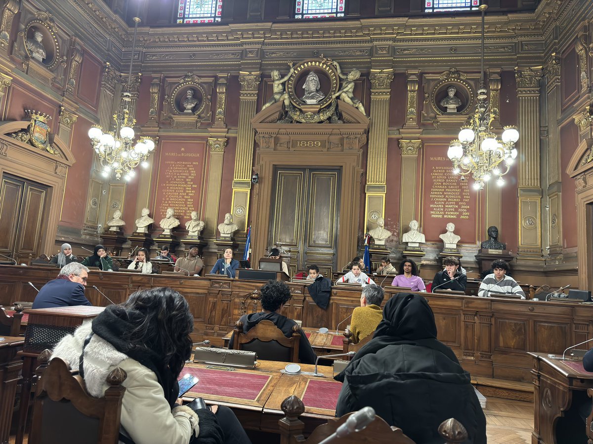 Mercredi une trentaine de jeunes et familles du <a href="/club_alamele/">Boxing Club Alamele</a> ont découvert le conseil municipal de <a href="/mavillebordeaux/">BordeauxMaVille</a> et le rôle du maire et ses adjoints.

Ils ont également eu des réponses à leurs ? et exprimer leurs besoins et craintes du quotidien

#citoyenneté #bordeaux