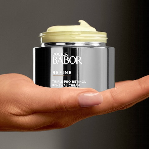 babor_hrv's tweet photo. Pozdravite #SKINCARE GAME-CHANGER! ✨Tko je spreman pokušati? 🤩 https://t.co/d7WtUD0nG2 

#BABOR #Retinol #RetinolCream #RenewalCream #Antiage #SkinCareRoutine #SkinCareRutina #Vegan #SkinCareCommunity #MondayMotivation #MondayVibes #FokusmedicalBeauty #BaborLove 💛 #AskForMore https://t.co/iFgFBwANcT