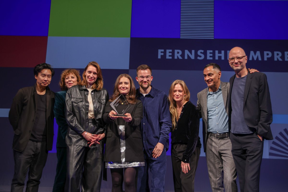 "Zwischen uns die Nacht" gewinnt den Fernsehfilmpreis der Deutschen Akademie der Darstellenden Künste als "Bester Fernsehfilm 2023" und wird zudem mit dem Filmpreis der Studierenden ausgezeichnet. Das <a href="/ZDF_DKF/">Das kl. Fernsehspiel</a> in der #ZDFmediathek: kurz.zdf.de/SwBA/
#TeleVisionale