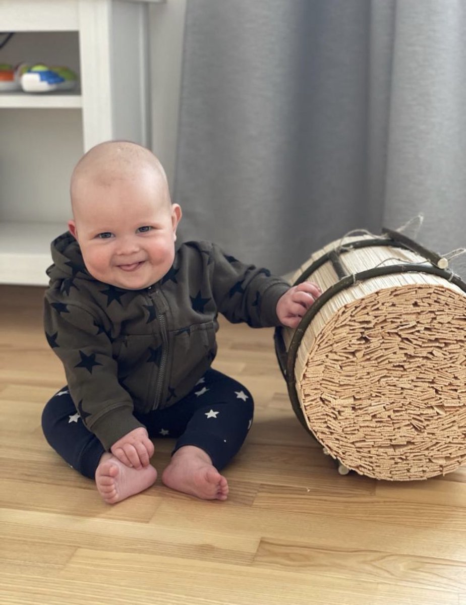IevaMatisone's tweet photo. Ja meklējat  Ziemassvētku dāvanas, varu piedāvāt šādus skalus. Mans tētis taisa, 100% roku darbs. Cenas no 5-25€. Var nogādāt Rīgā vai Talsos, vai nosūtīt ar Omnivu. Rakstiet privāti vai whatsappā 22020983. Ja nav žēl, padalieties ar ierakstu. Paldies! ☃️🎄 https://t.co/7As8fAzZ7D