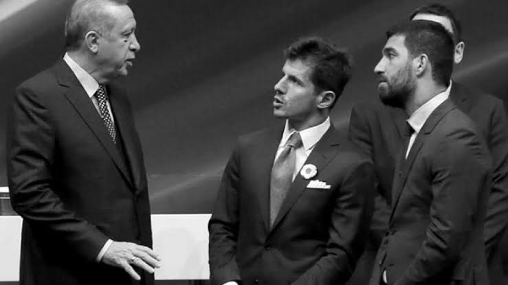 taskineroglu's tweet photo. Siyasal İslam nedir?
Güçlünün yanında el pençe divan durur. Güçsüzü silahla tehdit eder.
Şehitliği över, askere gitmez.
Kim kazanırsa onun yanındadır,dün FETÖ’cü bugün AKP’li olur.
Hac ve Umre fotoları paylaşır, vergi kaçırır.  
Faize karşıdır ama tefecilik yapmaktan beis görmez. https://t.co/3a7tvi6pjw