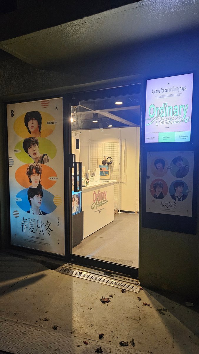 JIN_SSOUL's tweet photo. 💜 #석진이의_사계절을_사랑해 💜
이번에 생카 짱 많이 갔지만 단연코! 진짜 여기가 갠적으로 1위인듯 물론 다른 곳들도 너무 예뻤지만 여기만큼 데코에 충격받고 취저당한 곳이 처음ㅠㅠ!!! 진짜 춘하추동 포스터 컨셉부터 그냥 하... 너무 예쁘고 다 최고였음...😍 
@_loveproof https://t.co/O7onyaOas8