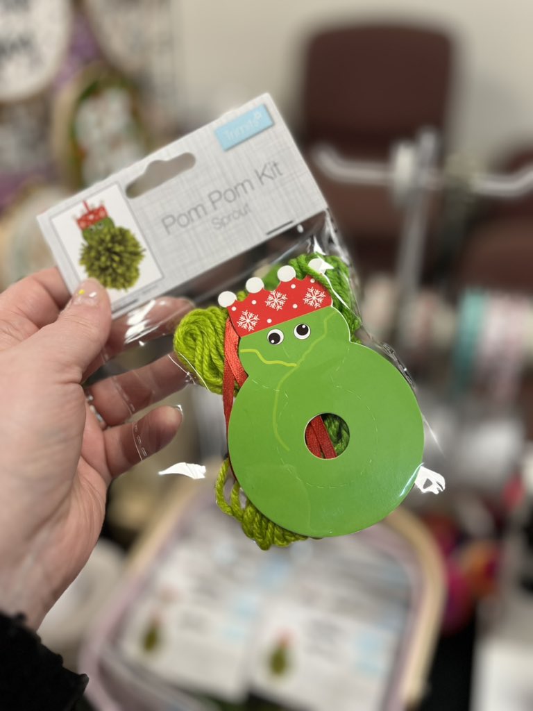 ISWAS_Gy's tweet image. These Pompom kits are such a great stocking filler/snow day/Christmas Eve idea. There’s loads of different festive designs to pick from but the sprout is definitely my favourite! #ItStartedWithAStitch #StockingFillers #Pompoms