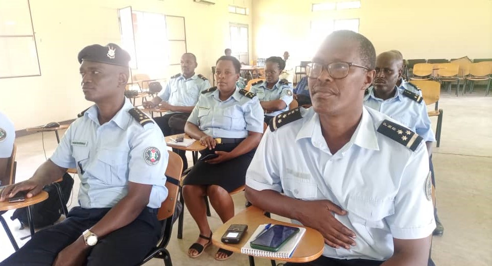 Burundi_Police's tweet photo. Début d'un atelier de sensibilisation à l'approche écologique sociale des problèmes liés à l'alcool et complexe à l'intention des membres de la @Burundi_Police qui va durer 3jrs du 4 au 6 décembre 2023.Cet atelier a été organisé conjointement par la @Burundi_Police et @samedeco. https://t.co/xmAoo2OE8b