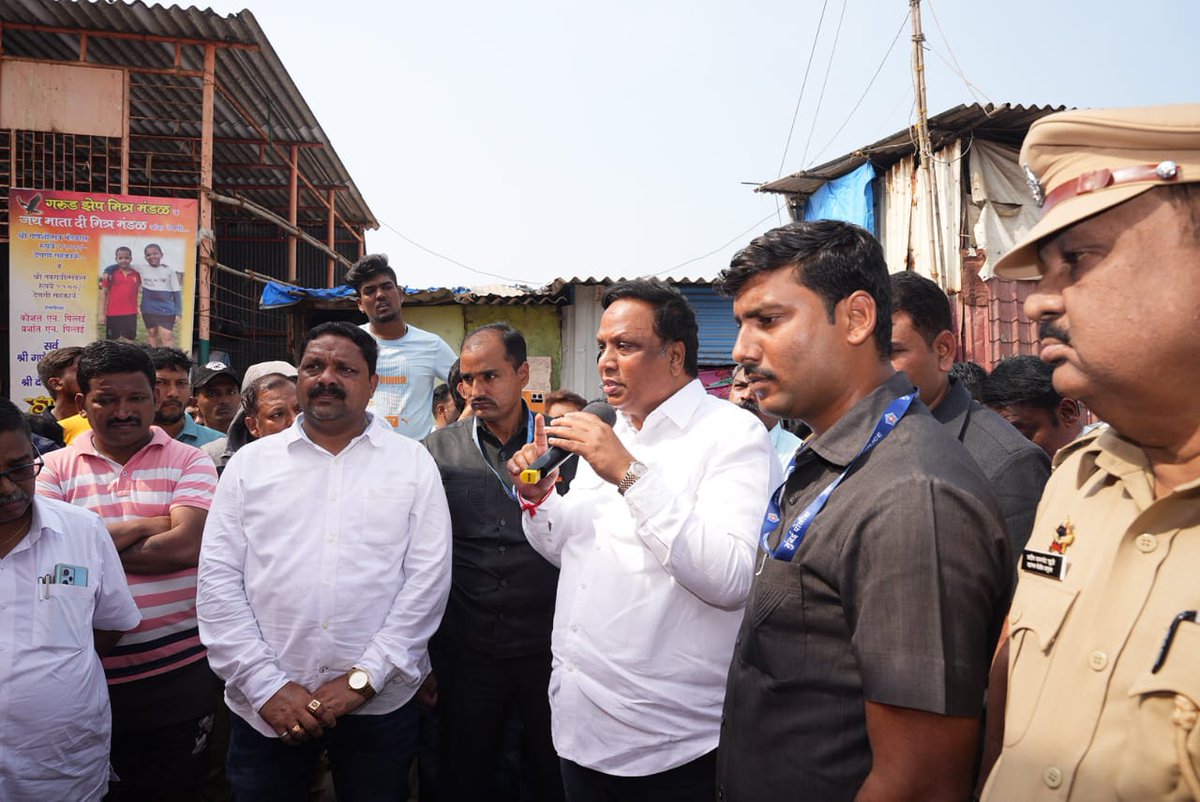 ShelarAshish's tweet photo. खार येथील न्यू हनुमान नगर  झोपडपट्टीतील रहिवाश्यांनी जन आक्रोश आंदोलन छेडले आहे. या रहिवाशांना तिथेच घरे मिळायला हवी, अशी आमची भूमिका असून आज रहिवाशांच्या आंदोलनात सहभागी होऊन पाठींबा दिला. https://t.co/hLbMre7KGA
