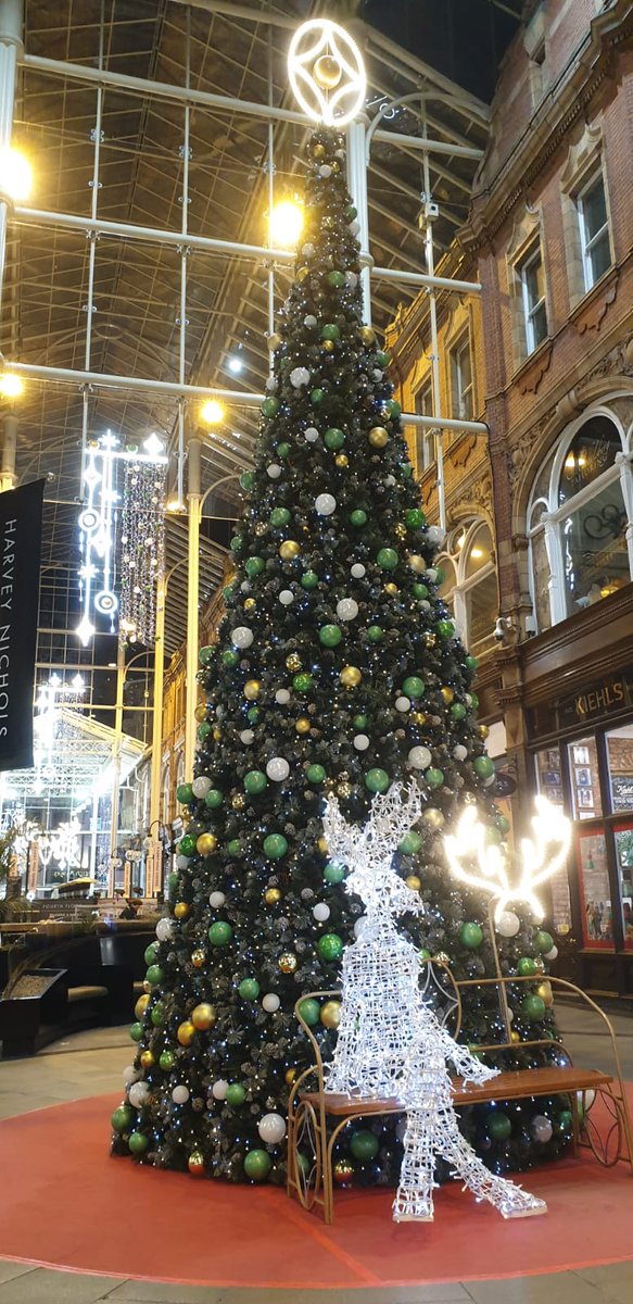 barbmilne's tweet image. #4thDecember Christmas Tree 2022, @VictoriaLeeds_