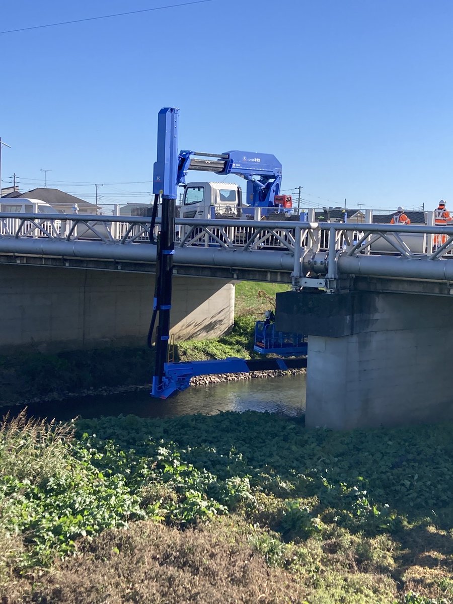 KinanKosyo's tweet photo. #橋梁点検車 BT-300の活躍の様子です。
幅の広い障害物をかわし、バケット部の旋回で
作業しやすい位置に合わせることが出来ます。

#橋梁点検 #高所作業車 #BT300 #キナン #橋梁
#はたらく車 https://t.co/nL3EzlJV2H