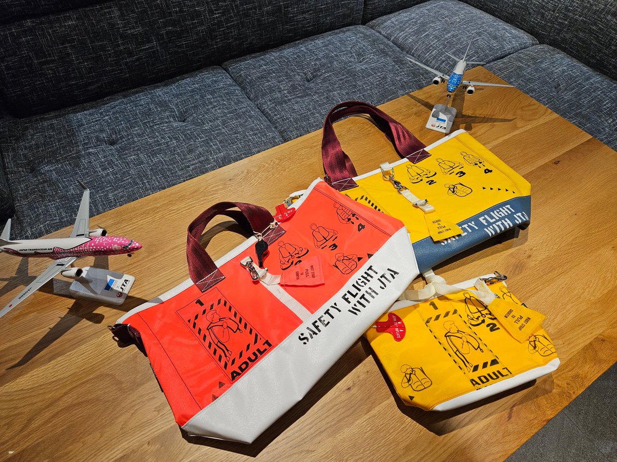 ライフベストバック👜｣ 実際に #JTA の機材に搭載されていたライフ