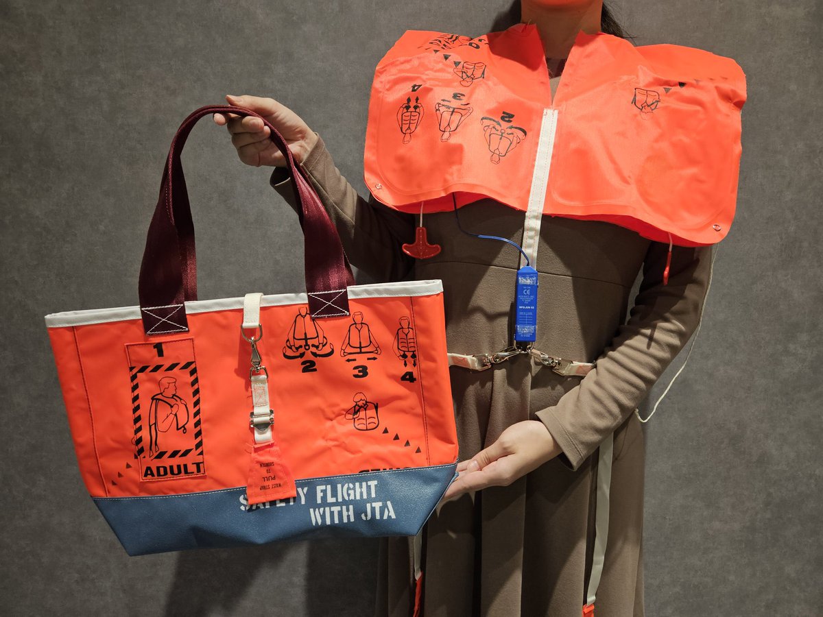 ライフベストバック👜｣ 実際に #JTA の機材に搭載されていたライフ