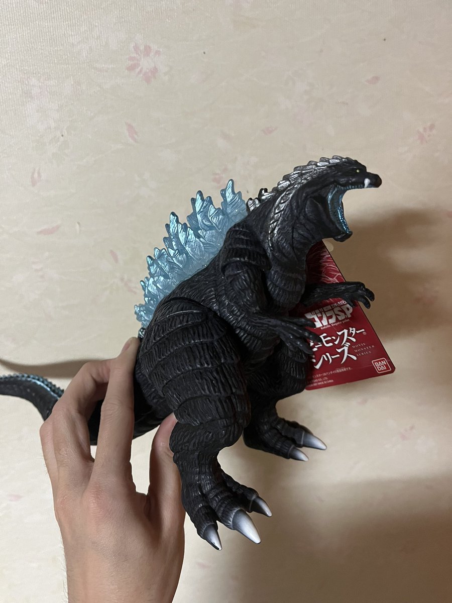 pe1q3EE3cO2lKo9's tweet photo. ゴジラウルティマ

TVアニメ版のゴジラS.P（シンギュラポイント）に登場したゴジラ！
通常版と限定版ソフビ！
残念ながらオラの頭ではこのアニメを理解することは出来なんだ…
このアニメ何か人気作品みたいだね😗
#GODZILLA_SP 
#ムビモン https://t.co/6IbklGDpkP