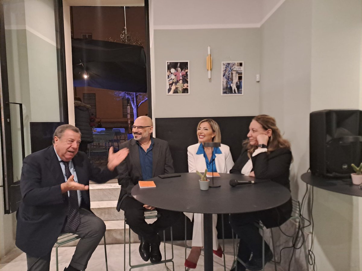 carmine_maturo's tweet photo. Eccoci qua! Nuova avventura. TrasformiAMO un locale in un Caffé letterario, dove si presentano e si vendono libri, si organizzano mostre ed eventi DOM fuori dalla mischia ma nel Centro Storico di #Napoli, vico S. Domenico maggiore, 18 Vi aspetto, cooprogettiamo lo stare assieme. https://t.co/KB3NvclWPr