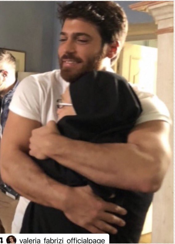 Günaydın 🌎!
No hay nada más sincero q un abrazo inesperado. Comenzamos semana. Vamos a x el lunes. Feliz día 😊😍😘

I ❤️ CANYAMAN
#CanYaman