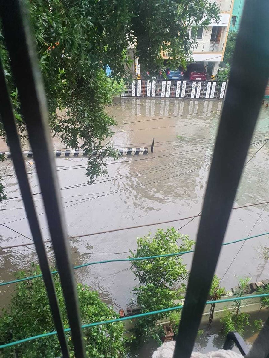 Water logging in Tamil Nadu's capital city! 🌧️ Urging everyone to stay safe and stay indoors.

#CycloneMichaung #Michaung #WeatherAlert #Rainalert #Cyclone  #ChennaiRains #ChennaiFloods #StayIndoors #TamilNaduWeather