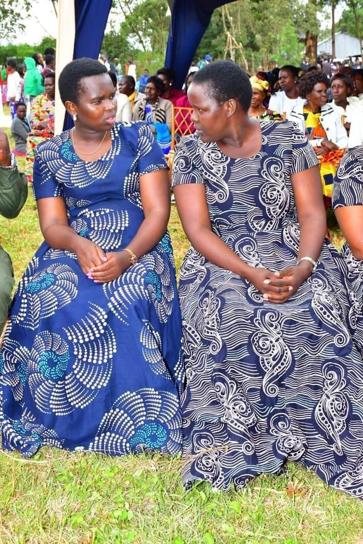 rewaski's tweet photo. Social signaling is fascinating—young women deliberately gain weight and dress to signal "motherhood" for societal respect. Seated on the left, someone might say, "Is she young?? 😳😳 She must be 24! But looks like my mom's age!"

#KenyaGenocideExposed Ahmed Rashid #Yafreeka https://t.co/KR2mCMVhwY