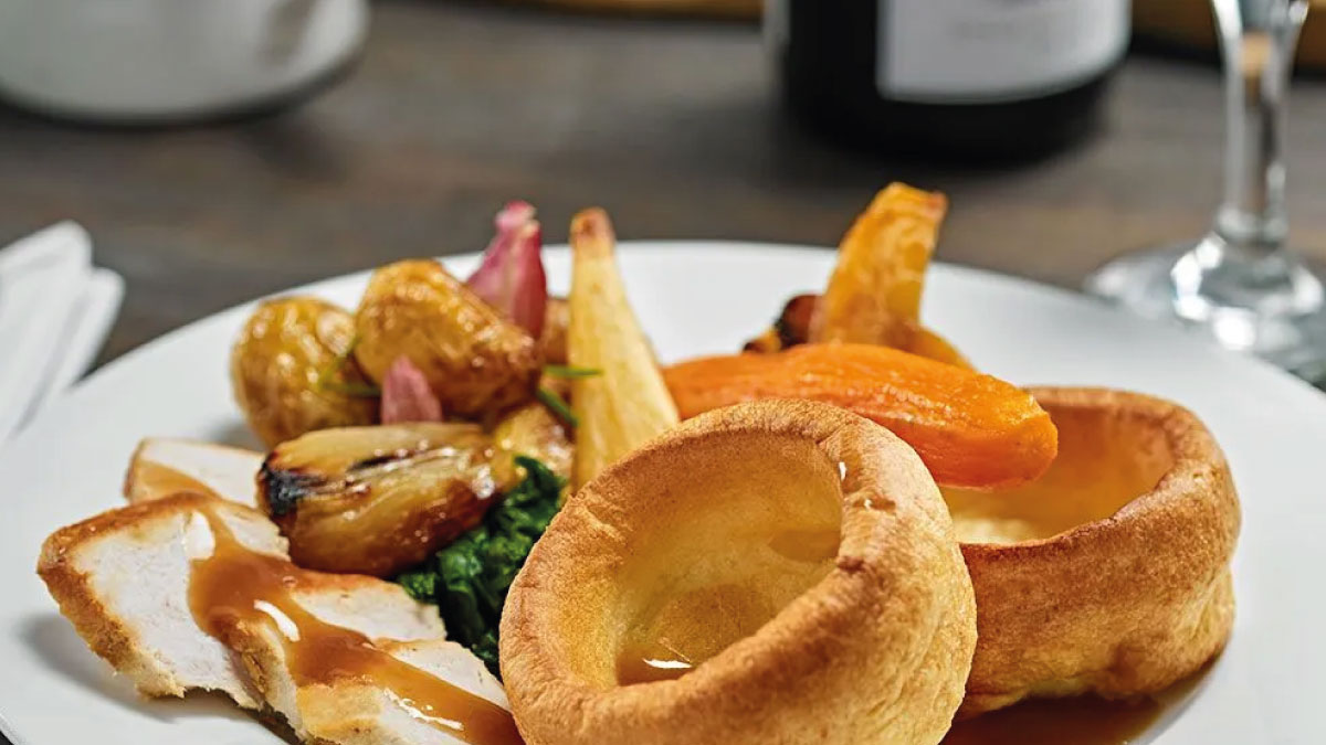 Stock up on traditional golden-brown Yorkshire puddings by Fairway, juicy ready-to-cook pigs in blankets by Blakemans and sticky honey-roasted parsnip wedges by Greens 🍽️

#apassionforfood #essentialfoods #southwest #daily #delivery #quality #foods @fairwayfood
