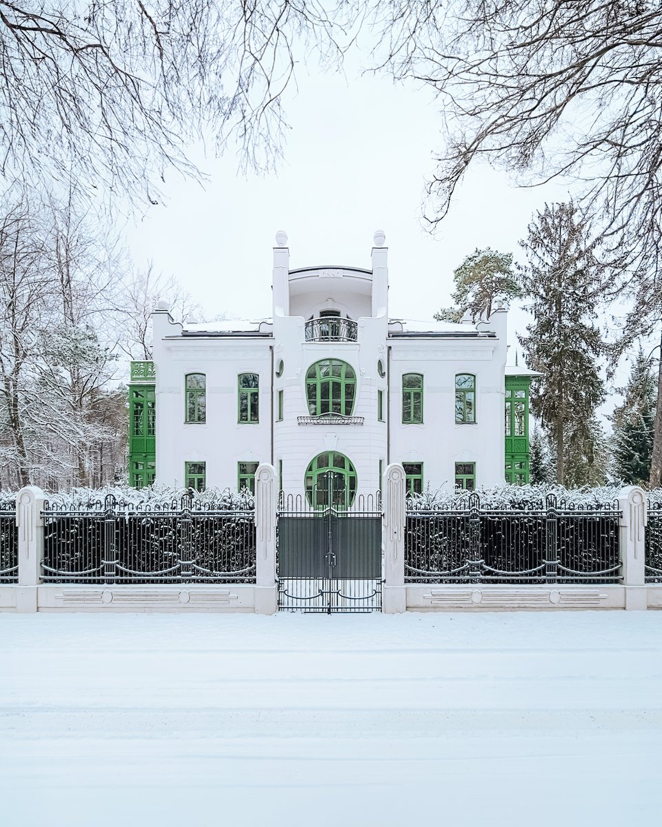 Wczoraj sfotografowałem coś wyjątkowego: odnowioną, 120-letnią, secesyjną willę pod Warszawą😍 Jeszcze takiej rewitalizacji nie widziałem😳 Znów coś jak ze snu Wesa Andersona

Zapraszam na #wątek. Dziękuję też za RT, marzy mi się dotrzeć do właścicieli,by zwiedzić wnętrza📸
[1/n]
