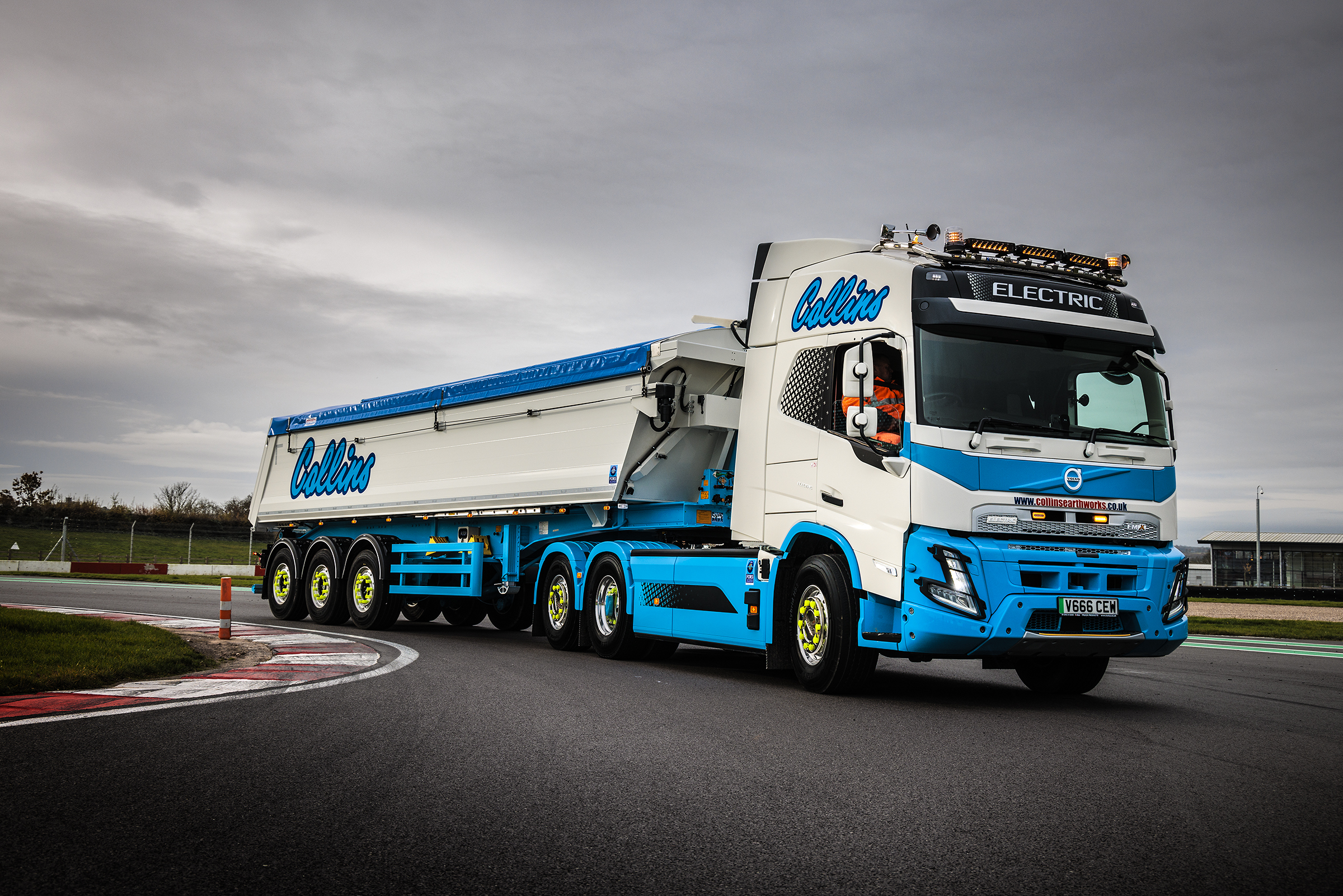 Collins Earthworks takes five new Volvo FMX tractor units - Fleet