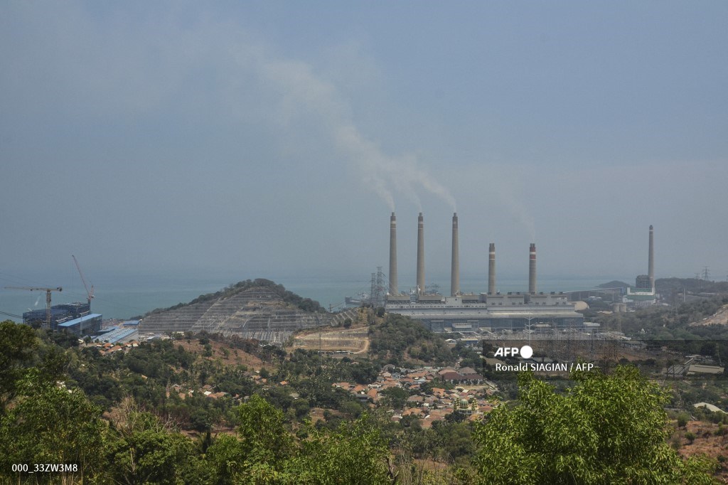 Indonesia's coal love affair still aflame despite pledges. 📸Ronald Siagan #AFP