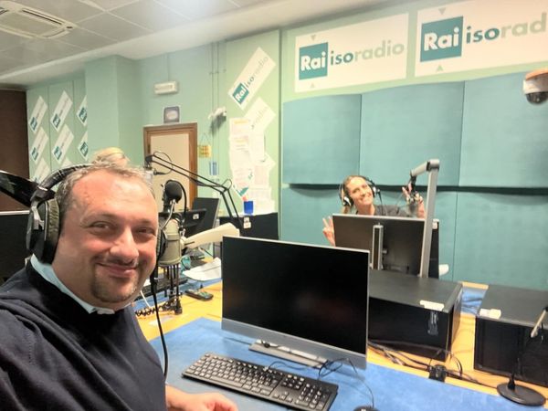 Alcuni giorni fa in occasione della presentazione della #GreenWeek il nostro direttore @normanlarocca è stato ospite nella trasmissione Io Chiara e il Green condotta da Chiara Giallonardo <a href="/lagiallo/">chiara giallonardo</a> su <a href="/IsoradioRai/">Isoradio Rai</a>.
Qui per ascoltarlo ⬇️
raiplaysound.it/audio/2023/11/…