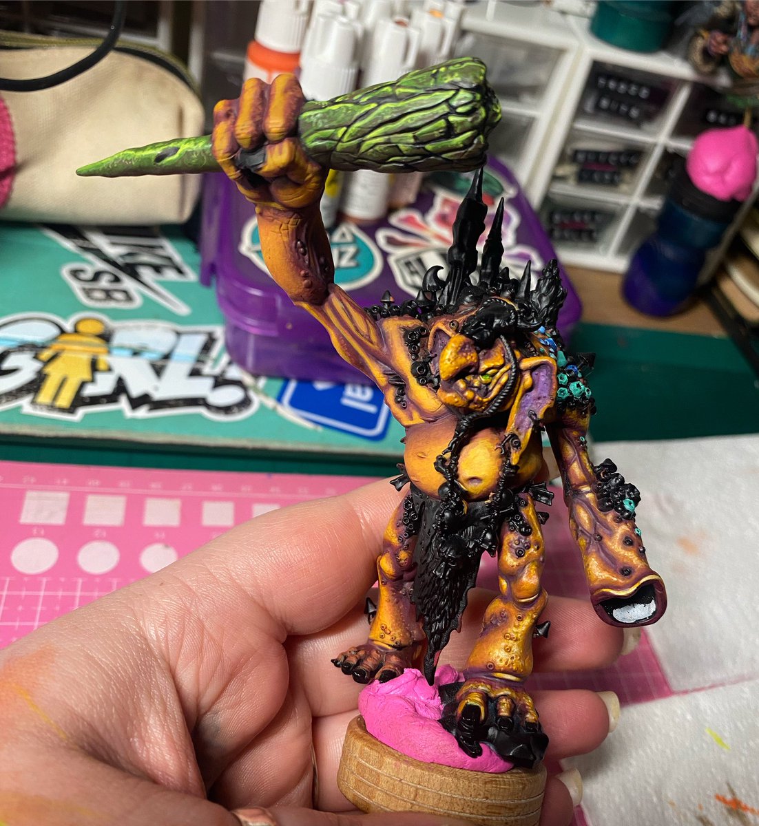 🚧 WIP 🚧 More on this handsome fella yesterday on stream. Glazing all the transitions between layers is so time consuming but it’ll be worth it. Already happy with how he’s looking. Pop by the stream and hang out sometime with me! Link in Bio! #warhammercommunity #warmongers