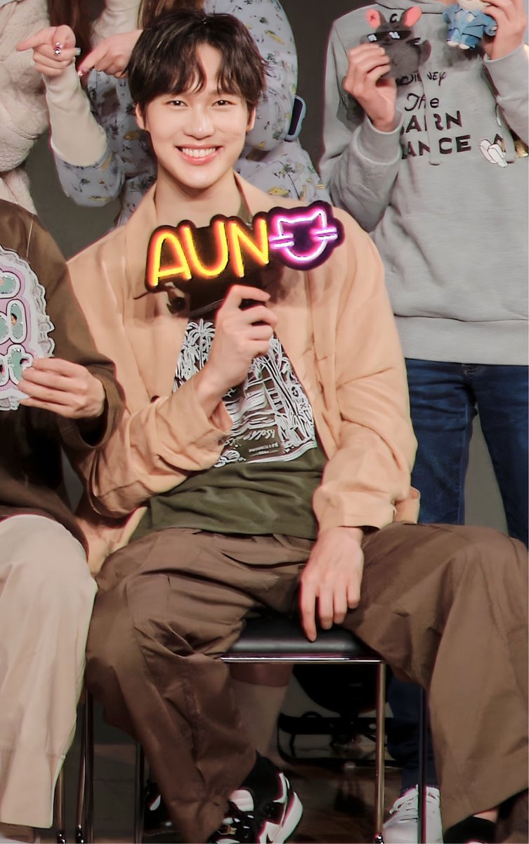taoninja9610's tweet photo. ป้ายไฟนี้อั๋นต้องถือให้พี่อาร์มอีกและ 5555 
ขอโทษนะครับลูก @napat_un 

#UnNapat 
#MSPFMinTokyo https://t.co/yLb5NzeIV5