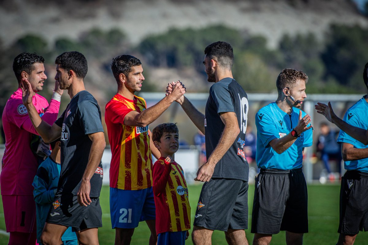 👕 Com a curiositat, ahir la #UEOlot va haver de jugar amb la segona equipació de la <a href="/FundacioUETona/">UE Tona</a> per la coincidència de colors

🏟️ Quin bon ambient de futbol a Osona

🤝 Moltes gràcies pel tracte i ens veiem a la tornada!

#TonaOlot #3RFEF5 #ElQueOlotEsMereix 
(📸 @alexrpsd)