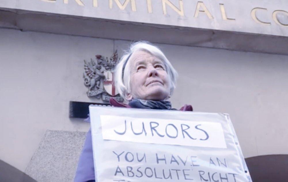 DefendOurJuries's tweet photo. BREAKING: TODAY 500 PEOPLE OUTSIDE 50 CROWN COURTS RISK ARREST to uphold the principle of jury equity and to defend our democracy 🧵

@Michael4MDNP @VictoriaPrentis @GoodLawProject @ChrisGPackham @BarristerSecret @BritishQuakers @legalhackette https://t.co/6jM2mY3fMW