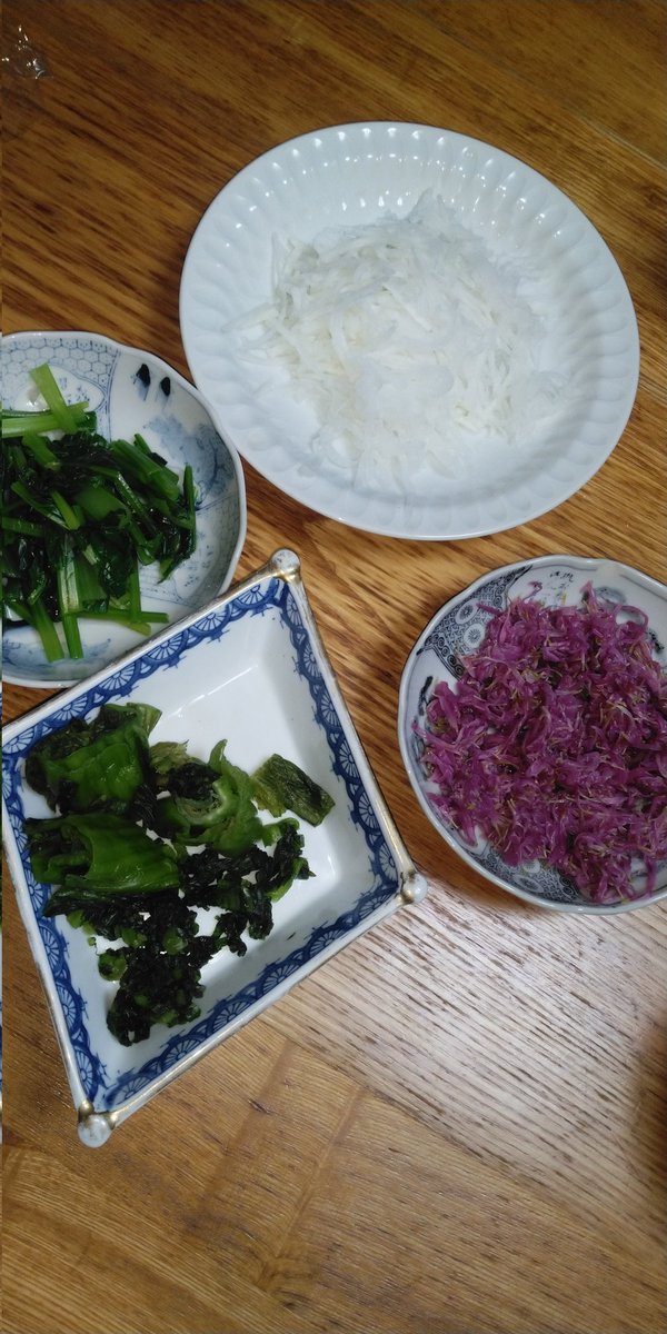 ta_56's tweet photo. たぁ's晩ごはん😋

塩麻婆豆腐
蒸し餃子
いつもの野菜の皆様w

いただきます🍴🙏 https://t.co/QMXM8rGDgM
