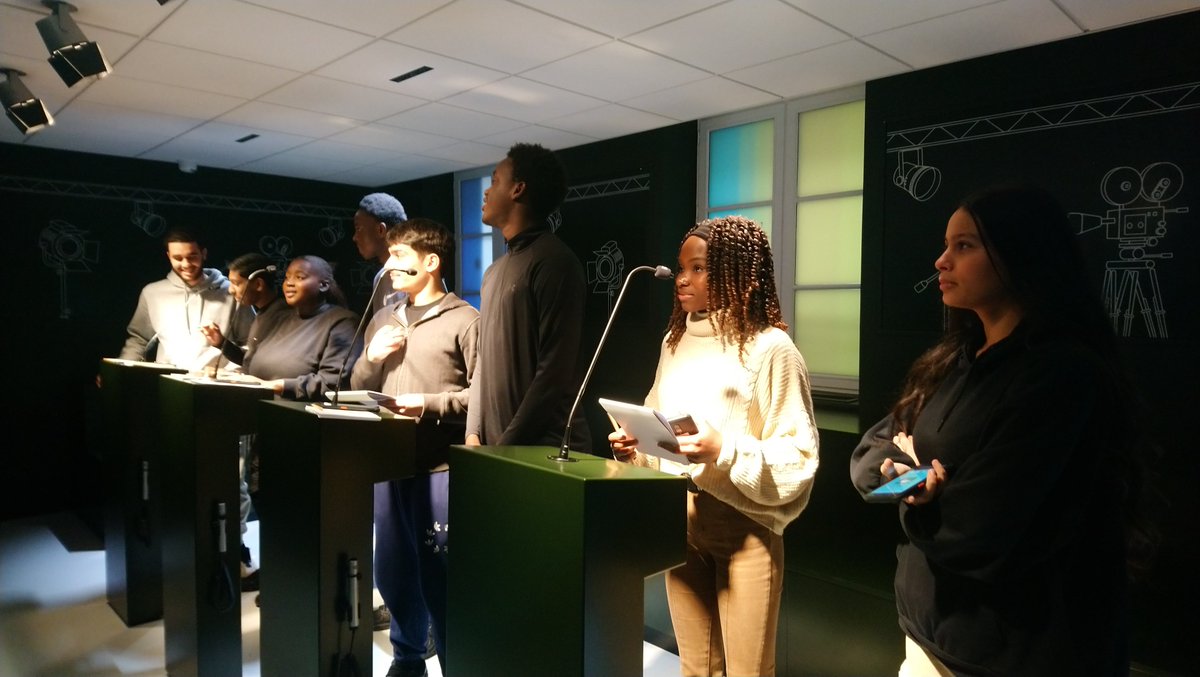 LyceeBTP_Paris's tweet photo. A quelques mois des élections européennes, les étudiants du BTS CCST du @LyceeBTP_Paris sont allés travailler leur éloquence à #EuropaExperience. Une ambiance studieuse en salle de presse et passionnée en commission ! https://t.co/RMnk2vcpdh
