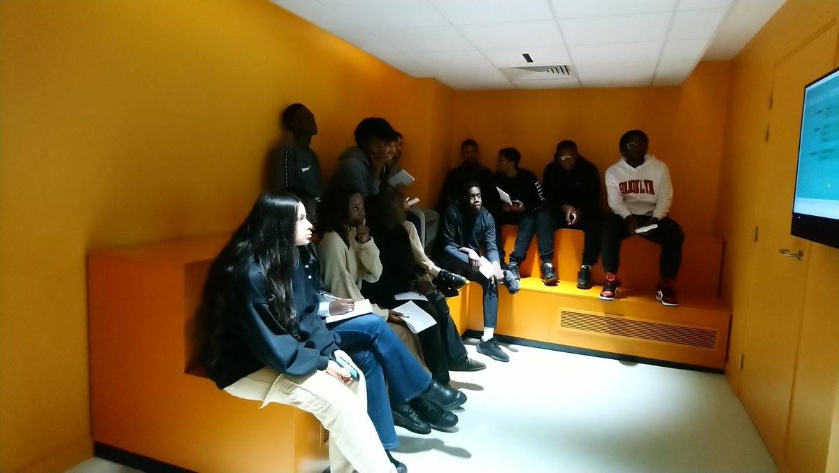 LyceeBTP_Paris's tweet photo. A quelques mois des élections européennes, les étudiants du BTS CCST du @LyceeBTP_Paris sont allés travailler leur éloquence à #EuropaExperience. Une ambiance studieuse en salle de presse et passionnée en commission ! https://t.co/RMnk2vcpdh