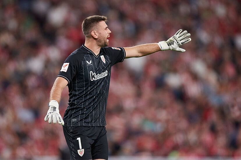 🚨🎙️ Unai Simón: "Hay gente que valora ser el mejor jugador del mundo y para eso necesita ganar Champions; otros valoran el dinero por encima de... ven el fútbol como algo económico; otros lo ven como algo profesional. Yo lo veo como algo personal. Disfruto jugando al fútbol,