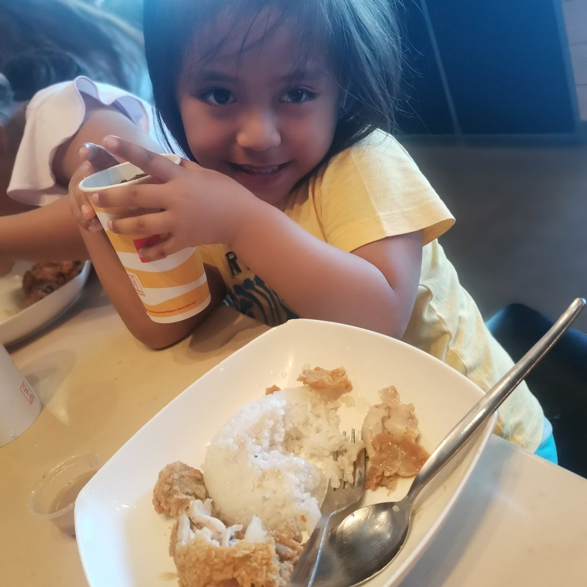 MNezM's tweet photo. Ang laki n nga ng chicken sa #McDonalds.. Nde mapapahiya si meme @vicegandako .. 😍😍 salamat sa nagbigay ng pambili... https://t.co/b4HvPC1uoD